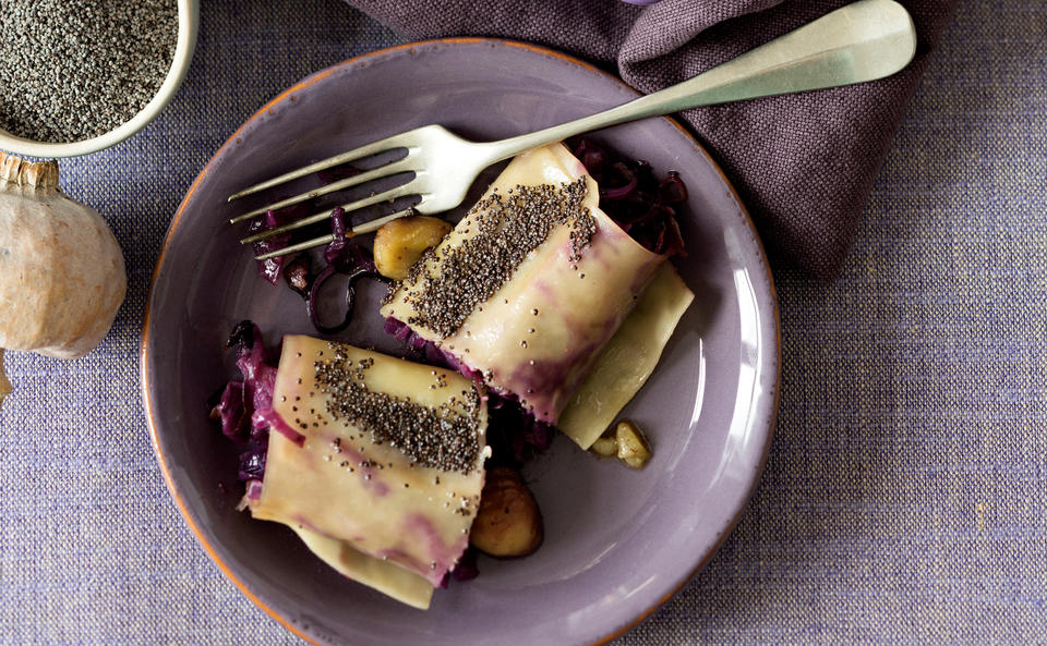 Rotkraut-Cannelloni mit Mohnbutter