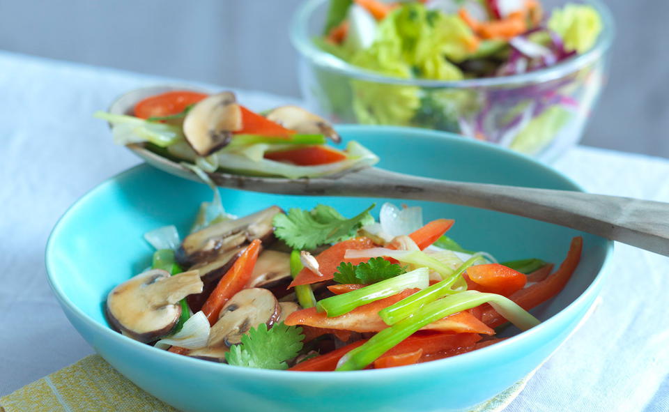 Paprika-Pilz-Wok mit Kurkuma-Erdäpfeln und Salat mit Petersildressing