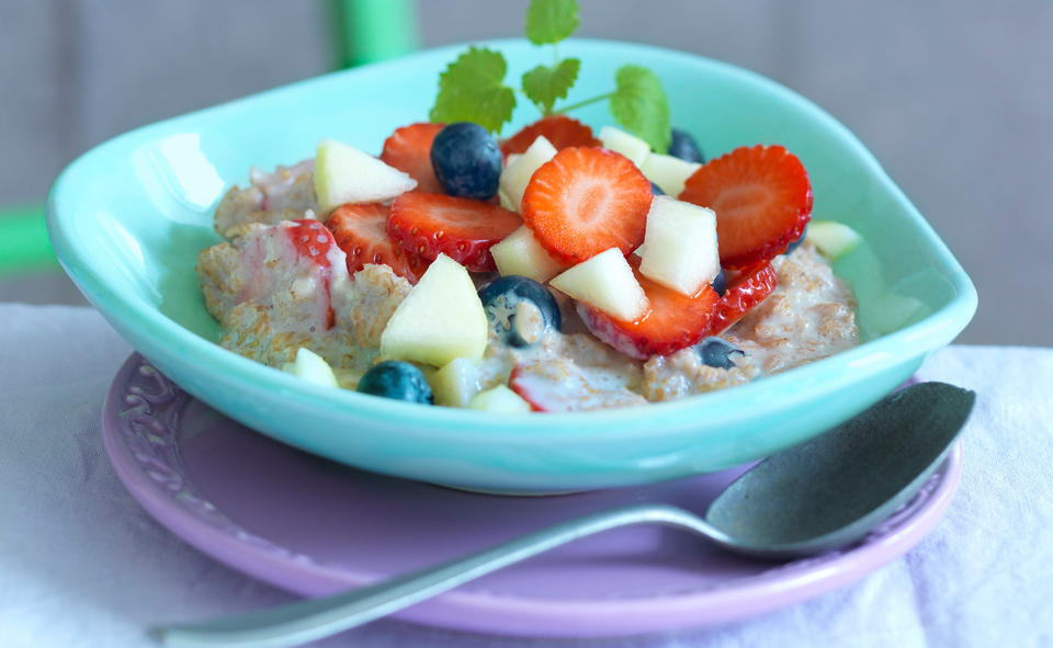 Porridge mit Beeren und Birne