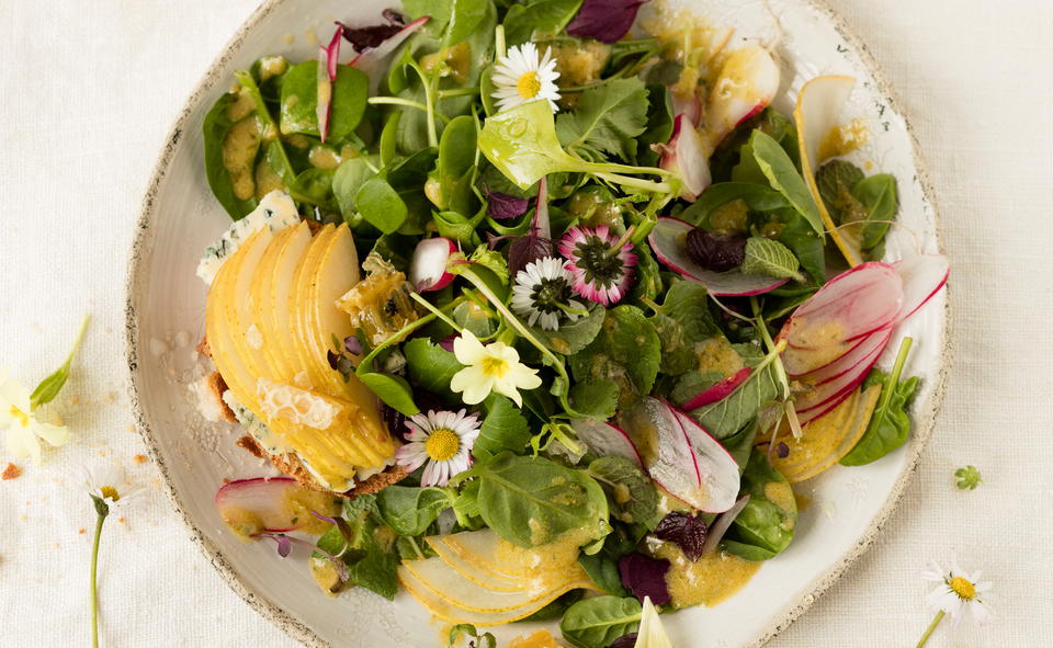 Spinatsalat mit Honig-Senf-Dressing und Birnen-Crostini • Rezept