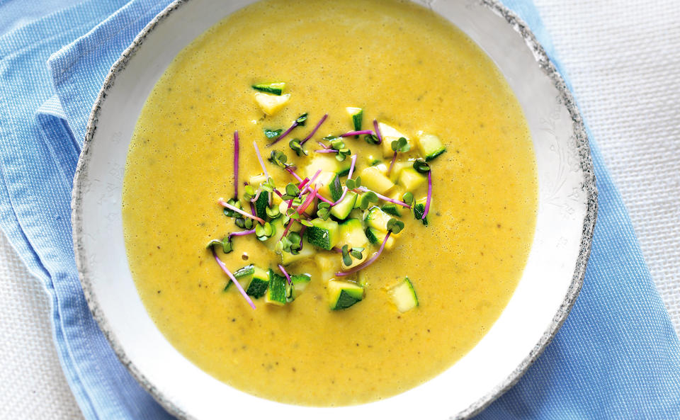 Vegane Linsensuppe mit Zucchini und Sprossen