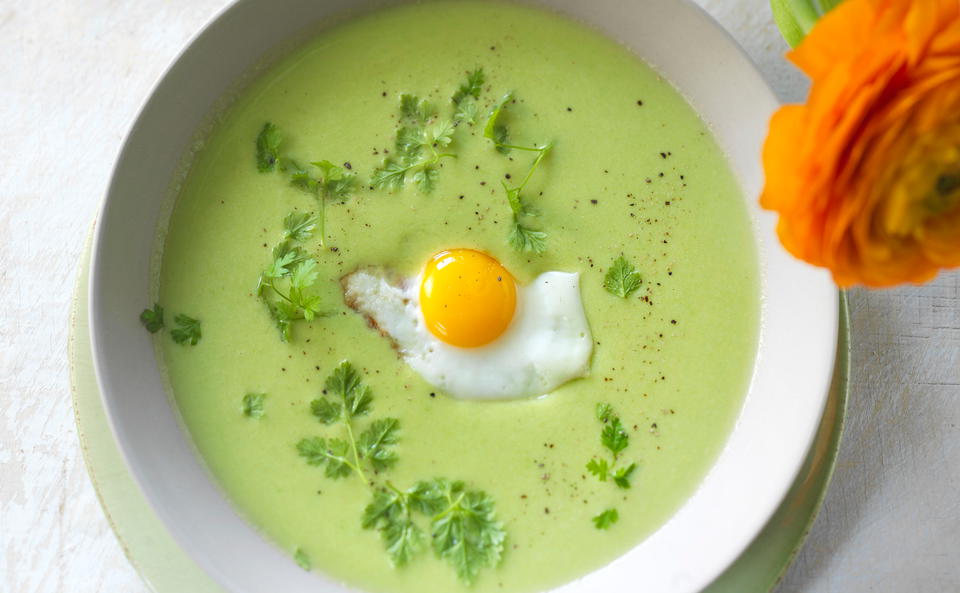 Erbsensuppe mit Kerbel und Ei