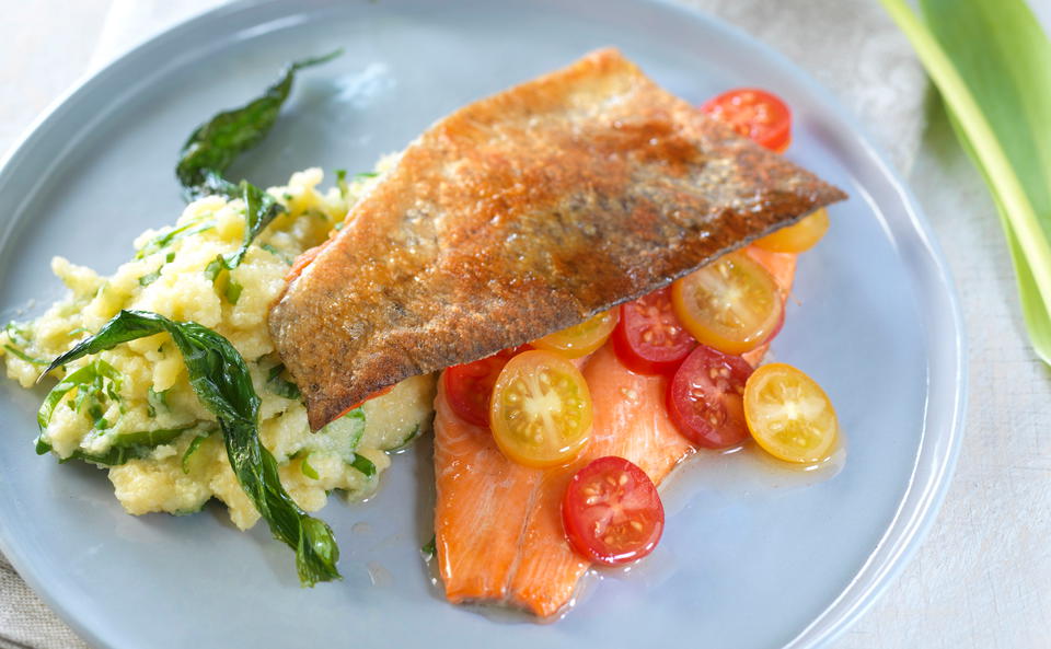 Lachsforellenfilets mit Bärlauch-Polenta