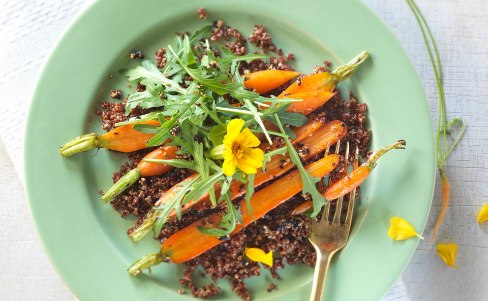 Sesam-Karotten mit Quinoa und Rucola