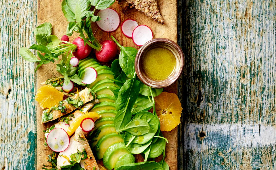 Salat mit Kräuter-Huhn und Lein-Crackern 