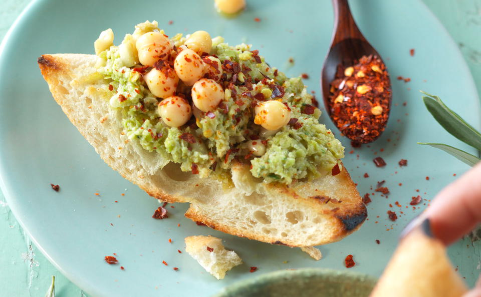 Crostini mit Olivenpaste und Kichererbsen