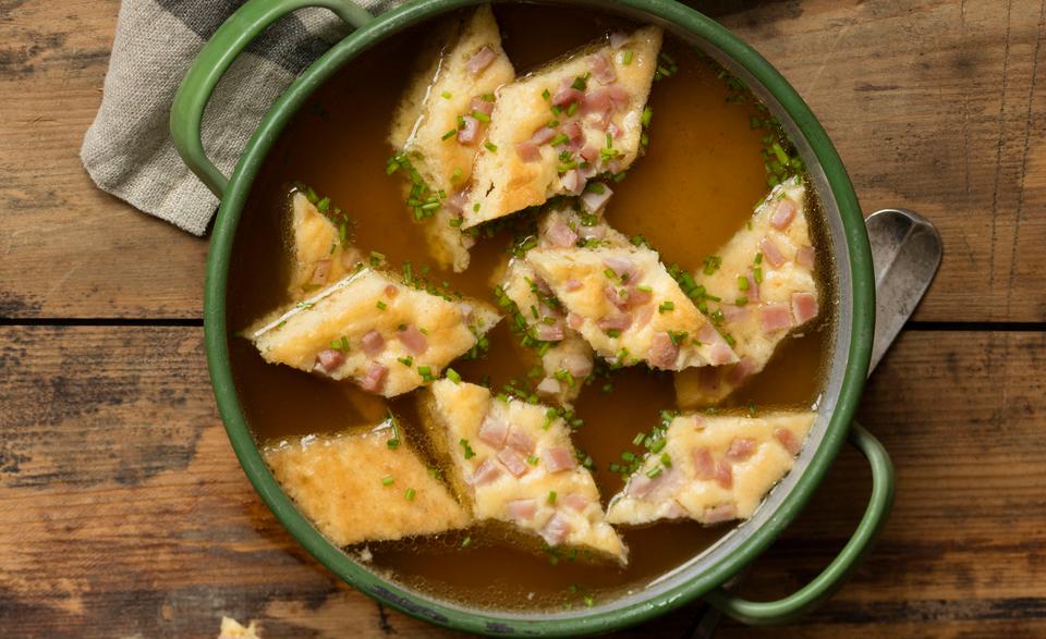 Rindsuppe mit Schinkenschöberln