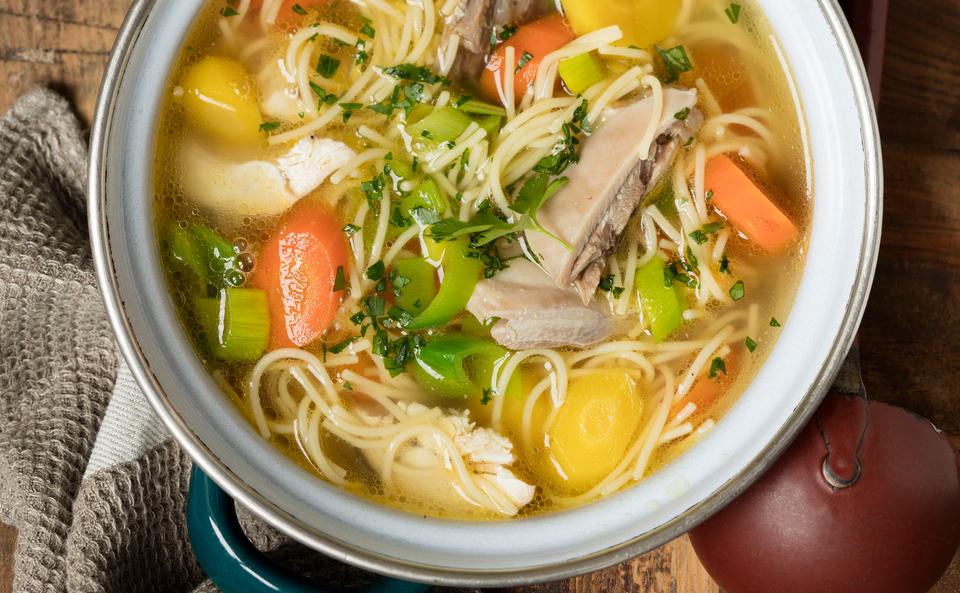 Hühnersuppe mit Gemüse und Nudeln