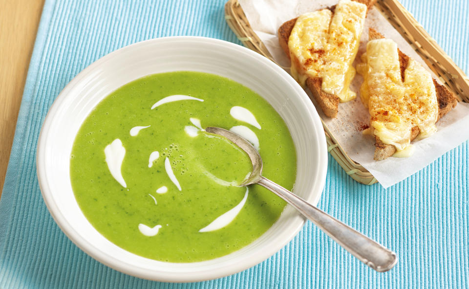 Petersil-Karfiolsuppe mit Käsetoasts