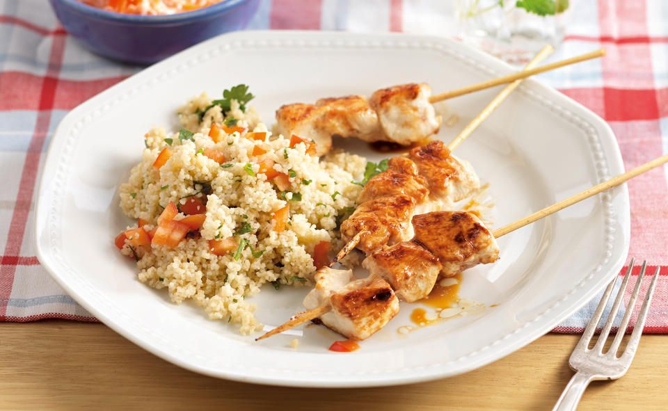 Hühnerspießchen mit buntem Couscous und Karottensalat