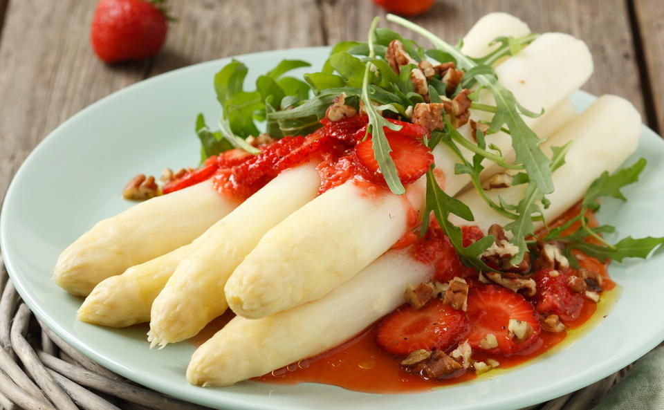 Weißer Spargel mit Erdbeervinaigrette