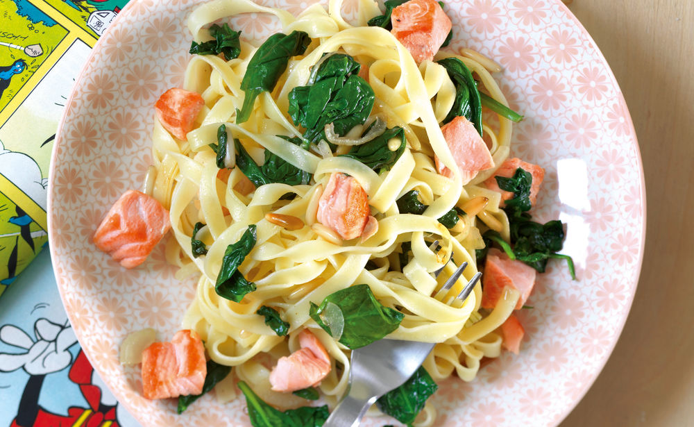 Tagliatelle mit Lachs, Spinat und Pignoli • Rezept • GUSTO.AT