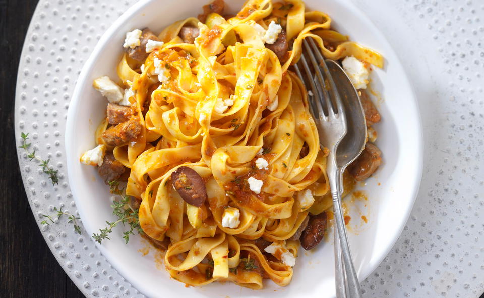 Tagliatelle mit Lamm, Oliven und Feta