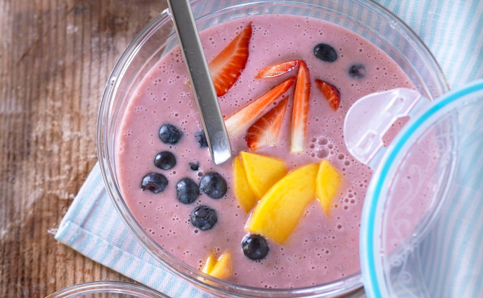 Smoothie-Bowl mit Beeren und Mango