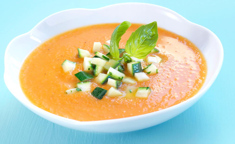 Karotten-Sellerie-Suppe mit Basilikum-Zucchini