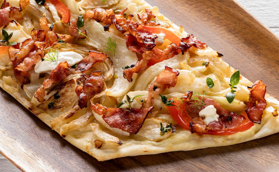 Schneller Flammkuchen mit Fenchel und Speck • Rezept • GUSTO.AT