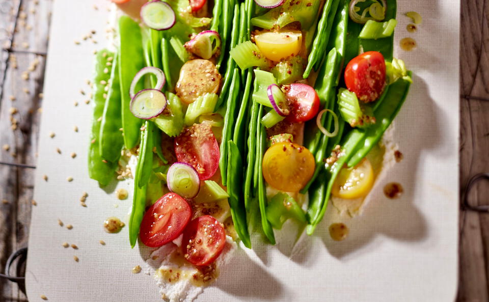 Paradeiser-Erbsen-Salat mit Ricotta und Sesamdressing