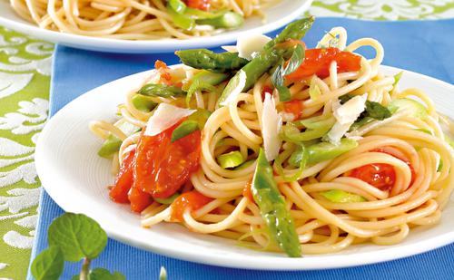 Bild: GUSTO / Koeb Ulrike Frischer Spargel: 9 Rezeptideen