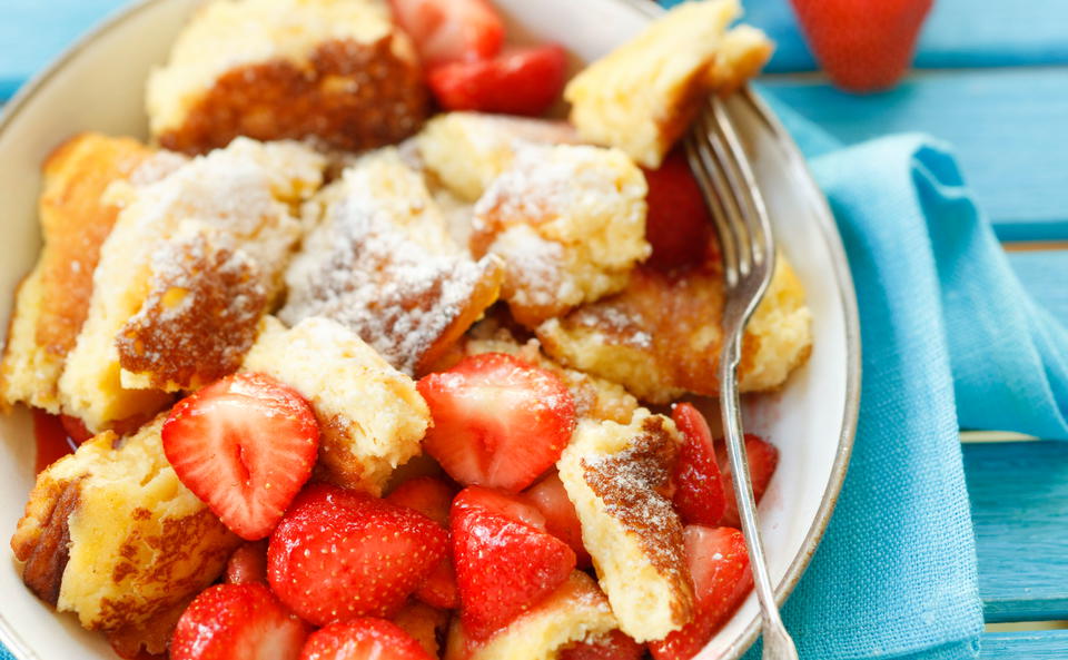 Joghurt-Schmarren mit Erdbeeren