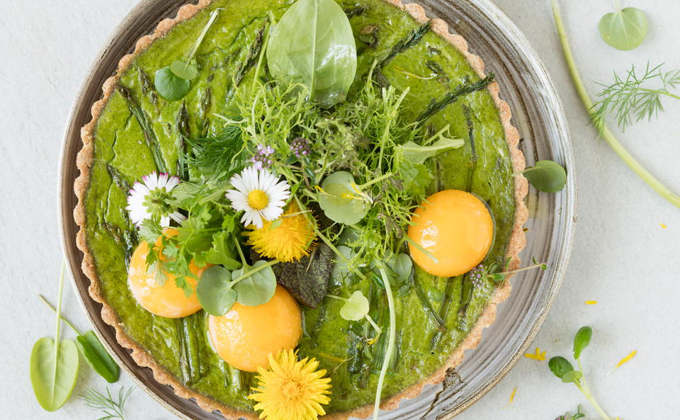 Frühlingskräuter-Tarte mit Spargel