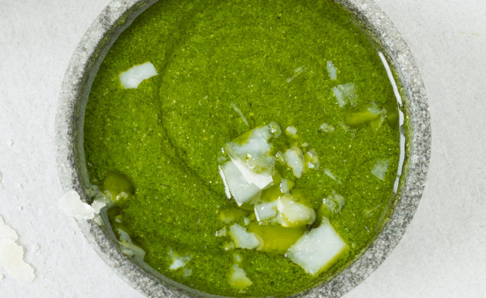 Kräuterpesto mit Haselnüssen • Rezept • GUSTO.AT