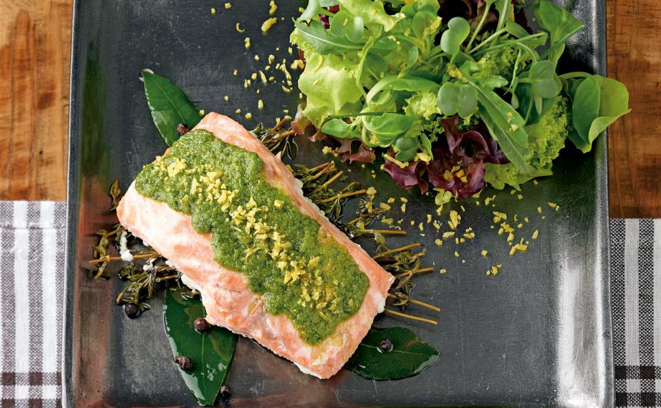 Confierter Lachs mit Kräuterpesto