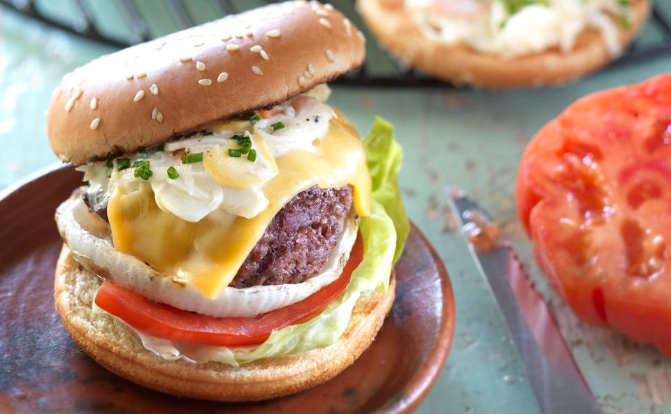 Cheeseburger mit Wasabi-Coleslaw