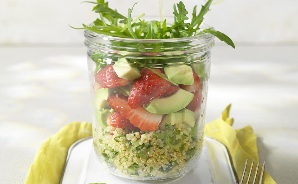 Quinoa-Minze-Salat mit Erdbeeren