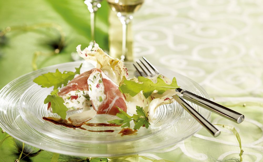 Prosciutto Röllchen mit Gemüse Salat • Rezept • GUSTO.AT