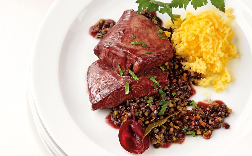 Welsfilet im Rotwein Fond mit Linsen Gemüse