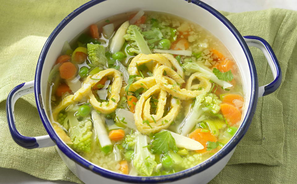 Frühlingsgemüsesuppe mit Omelettstreifen