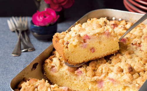 Bild: GUSTO / Theresa Schrems Schrittanleitung: Rhabarber-Streuselkuchen