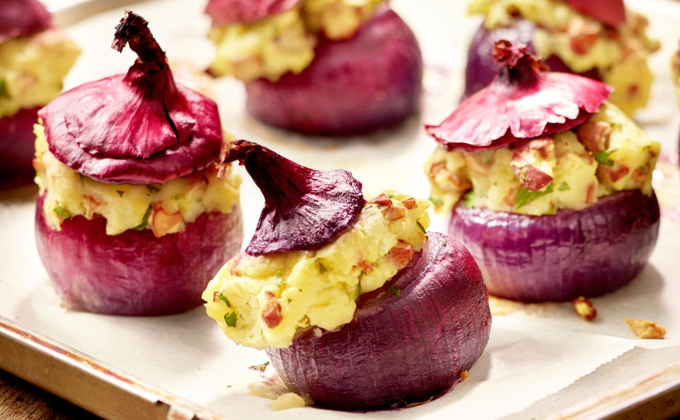 Rote Zwiebeln mit Erdäpfel-Schwammerlfülle