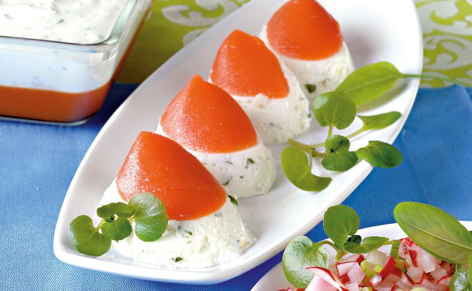 Rot-weiße Kräuter-Schafkäse-Joghurt-Mousse • Rezept • GUSTO.AT