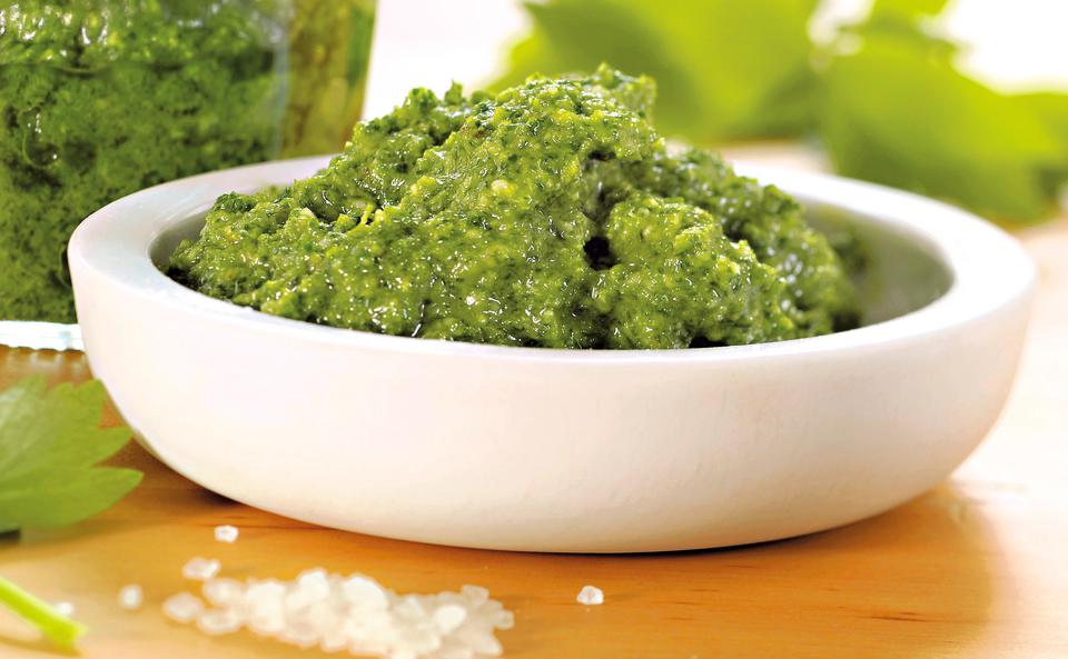 Liebstöckel-Pesto mit Pinienkernen