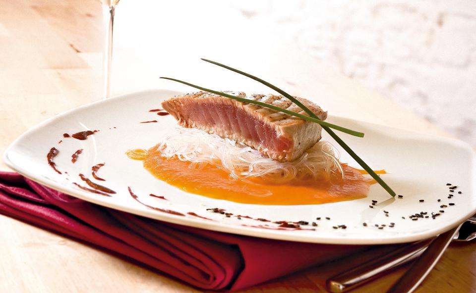 Thunfisch mit Glasnudeln und Paprika Sauce