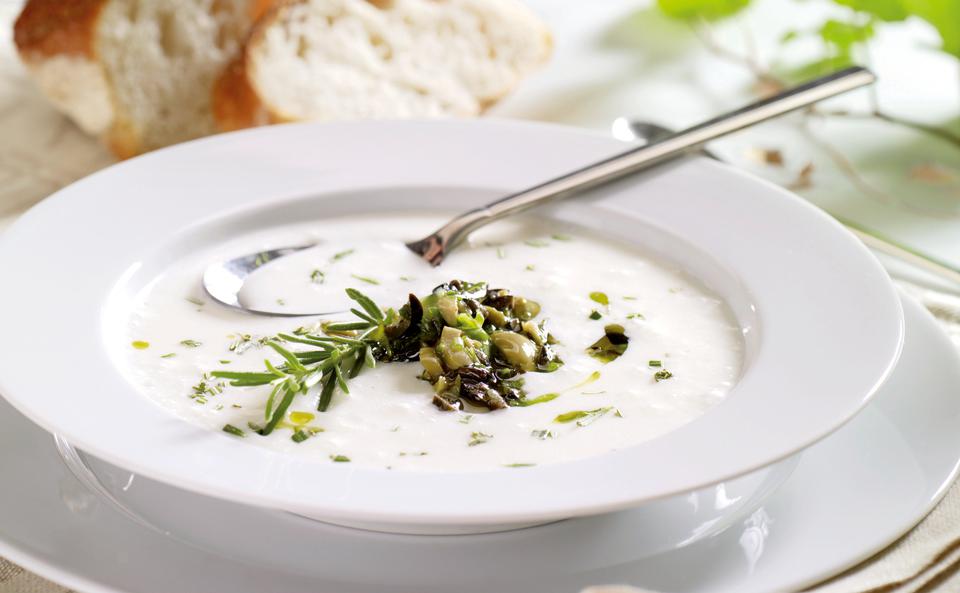 Geeiste Parmesan Suppe mit Tapenade