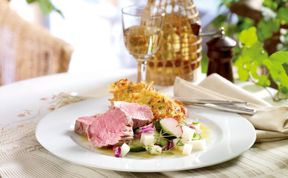 Pochiertes Kalbsfilet mit Erdäpfel Puffer und Sommer Gemüse