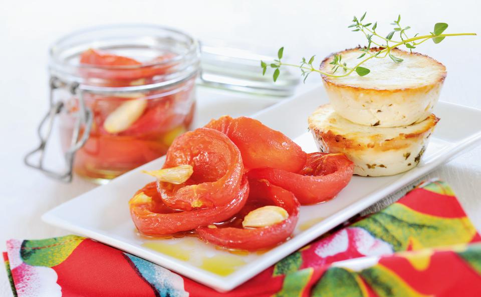 Salat aus Ofen-Paradeisern mit Ricotta-Törtchen