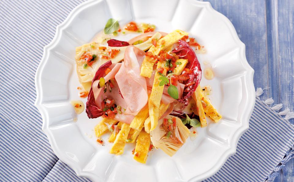 Salat mit Omelette Streifen, Radicchio und Mortadella