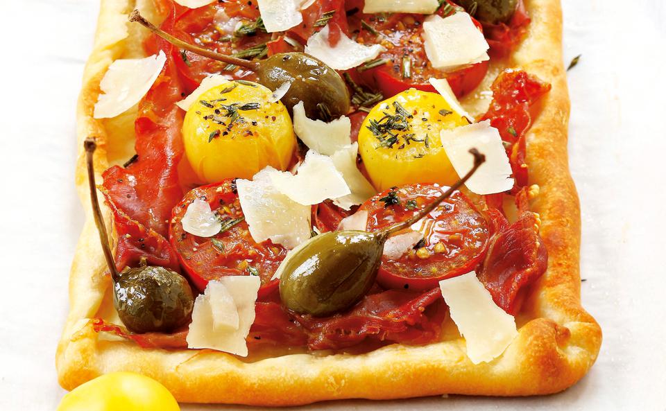Paradeis-Pizza mit Prosciutto