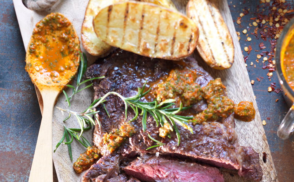 Rostbraten-Steaks mit Erdäpfeln und Chimichurri