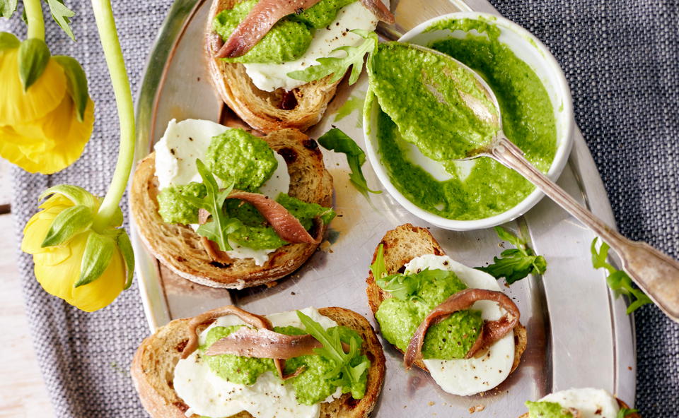 Bruschetta mit Mozzarella und Rucola-Pesto