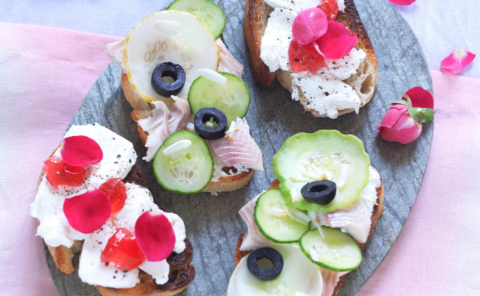 Ziegenkäse-Rosen-Crostini