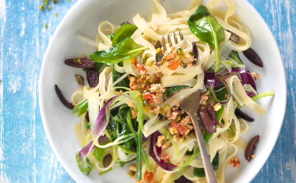 Spinat-Tagliatelle mit Pistazien-Tofu