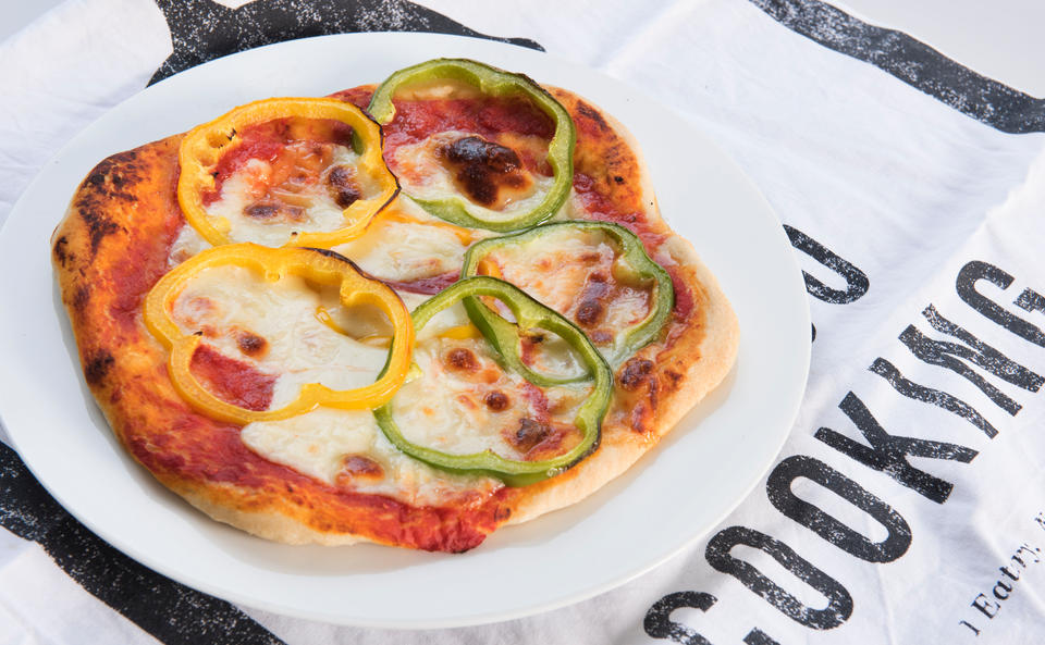Bunte Pizza mit Mozzarella und Paprika