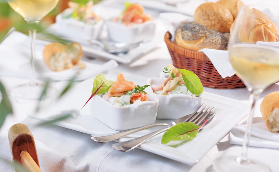 Gabelbissen mit Räucherfisch und Rucola