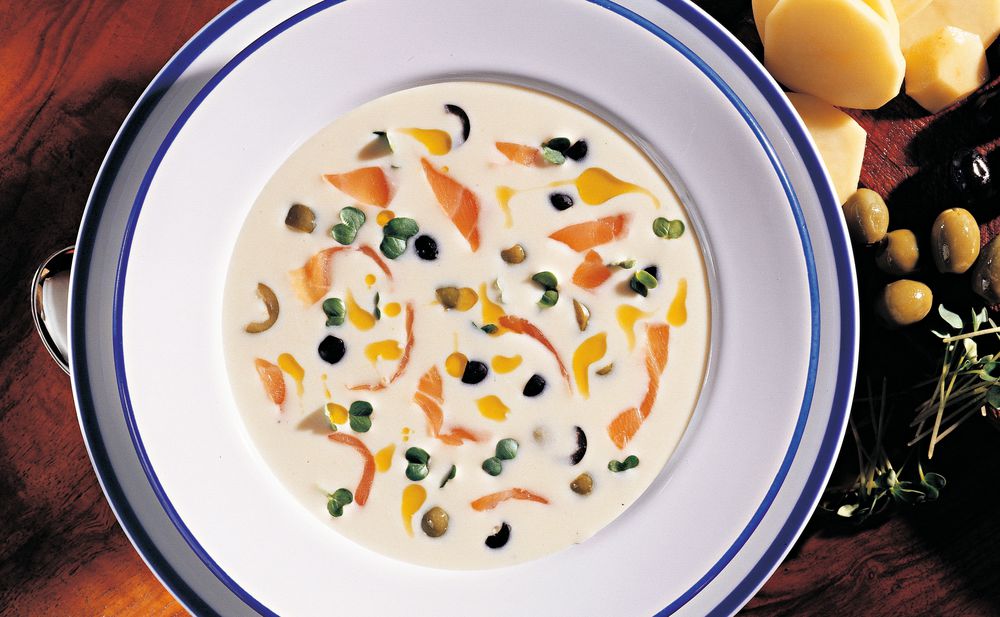 Erdäpfelsuppe mit Oliven und Räucherlachs • Rezept • GUSTO.AT