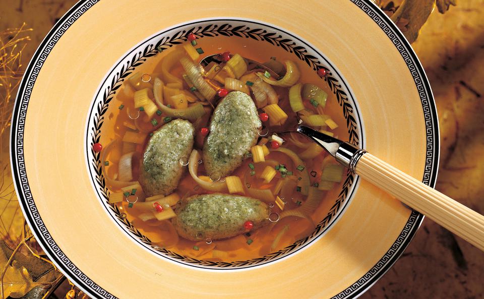 Klare Suppe mit Spinatnockerln und Lauch