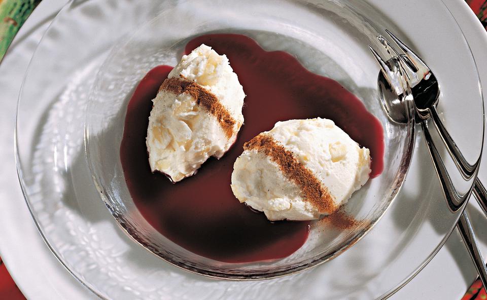 Apfel-Joghurt-Nockerl auf kalter Glühweinsauce